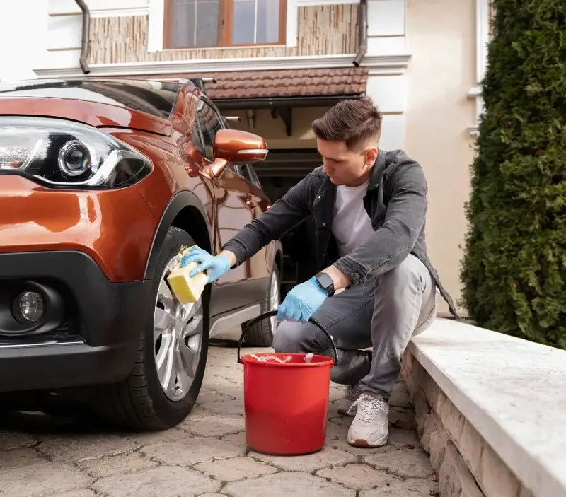 Lavage auto à domicile Château-Thébaud : professionnel intervenant sur un véhicule